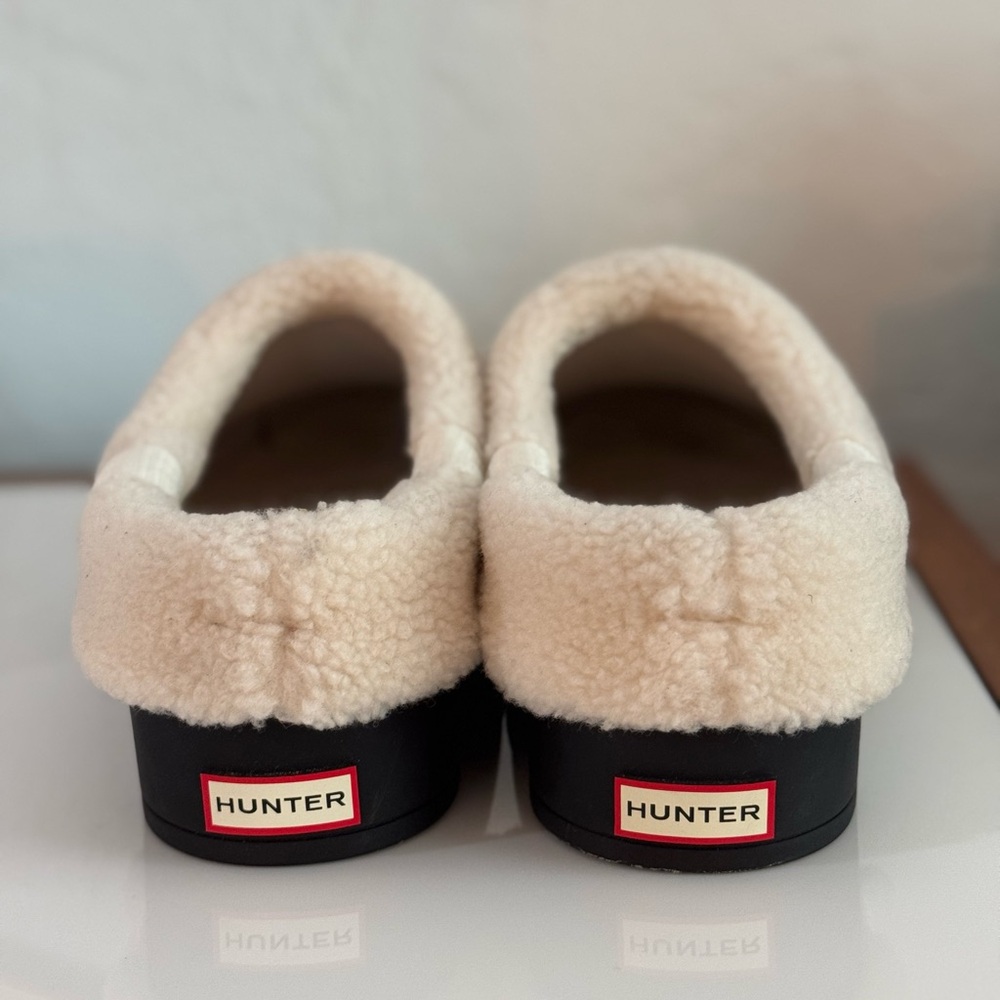 Hunter black with Cream Shearling clogs